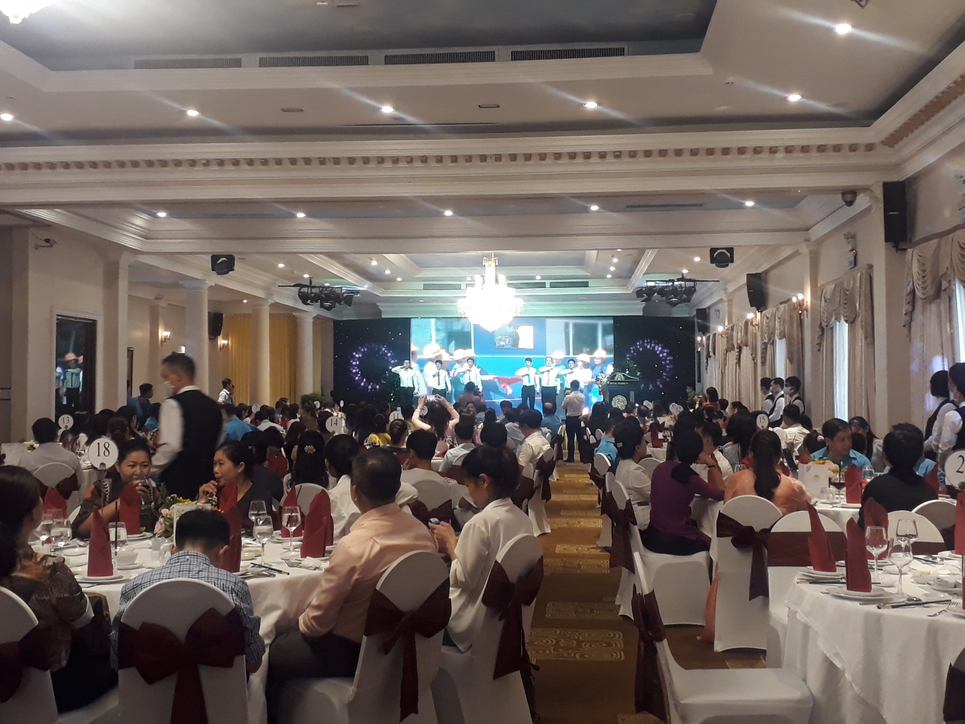 Xúc động giây phúc tri ân 21 gia đình ba thế hệ làm công nhân Xúc động giây phúc tri ân 21 gia đình ba thế hệ làm công nhân