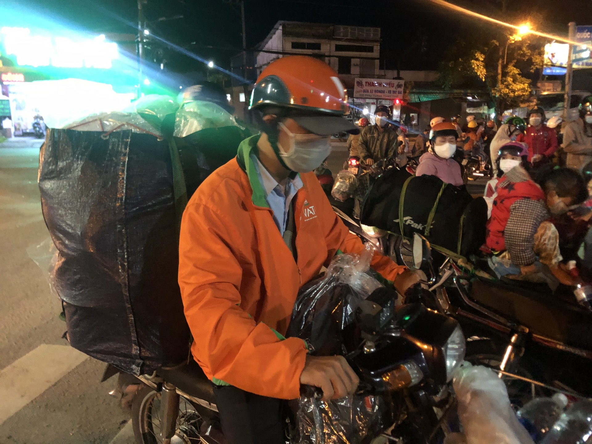 Những phận người thất nghiệp, cạn tiền phải rời TP HCM về quê