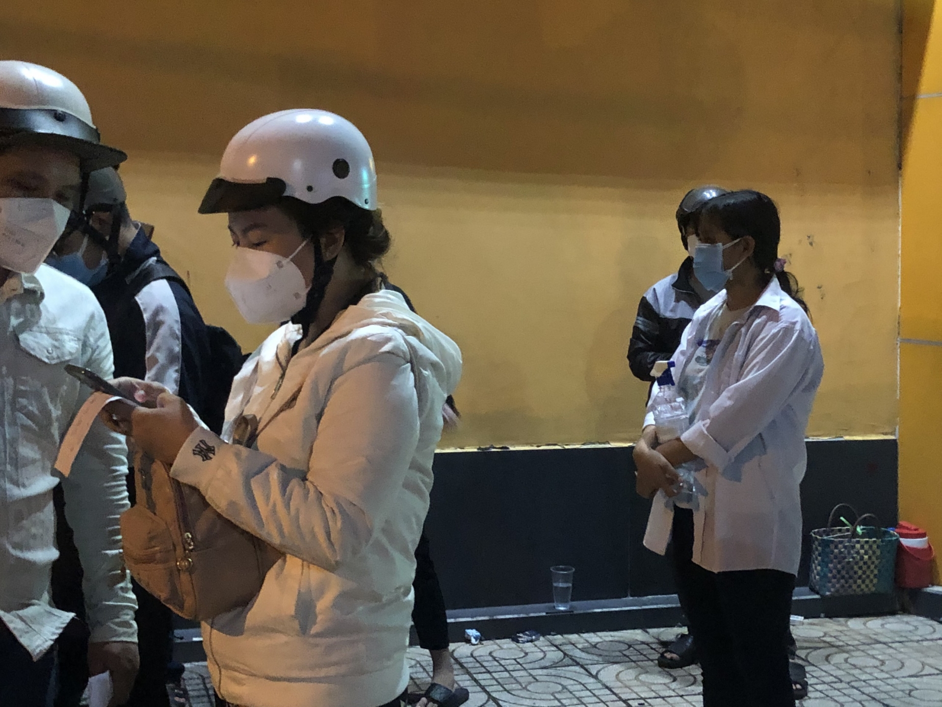 Những phận người thất nghiệp, cạn tiền phải rời TP HCM về quê