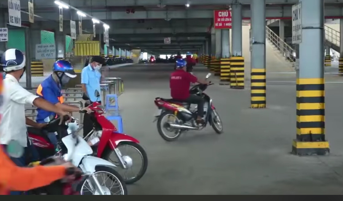 Công nhân vui mừng trước thông tin bỏ giấy đi đường khi đi làm tại nhà máy Công nhân vui mừng trước thông tin bỏ giấy đi đường khi đi làm tại nhà máy