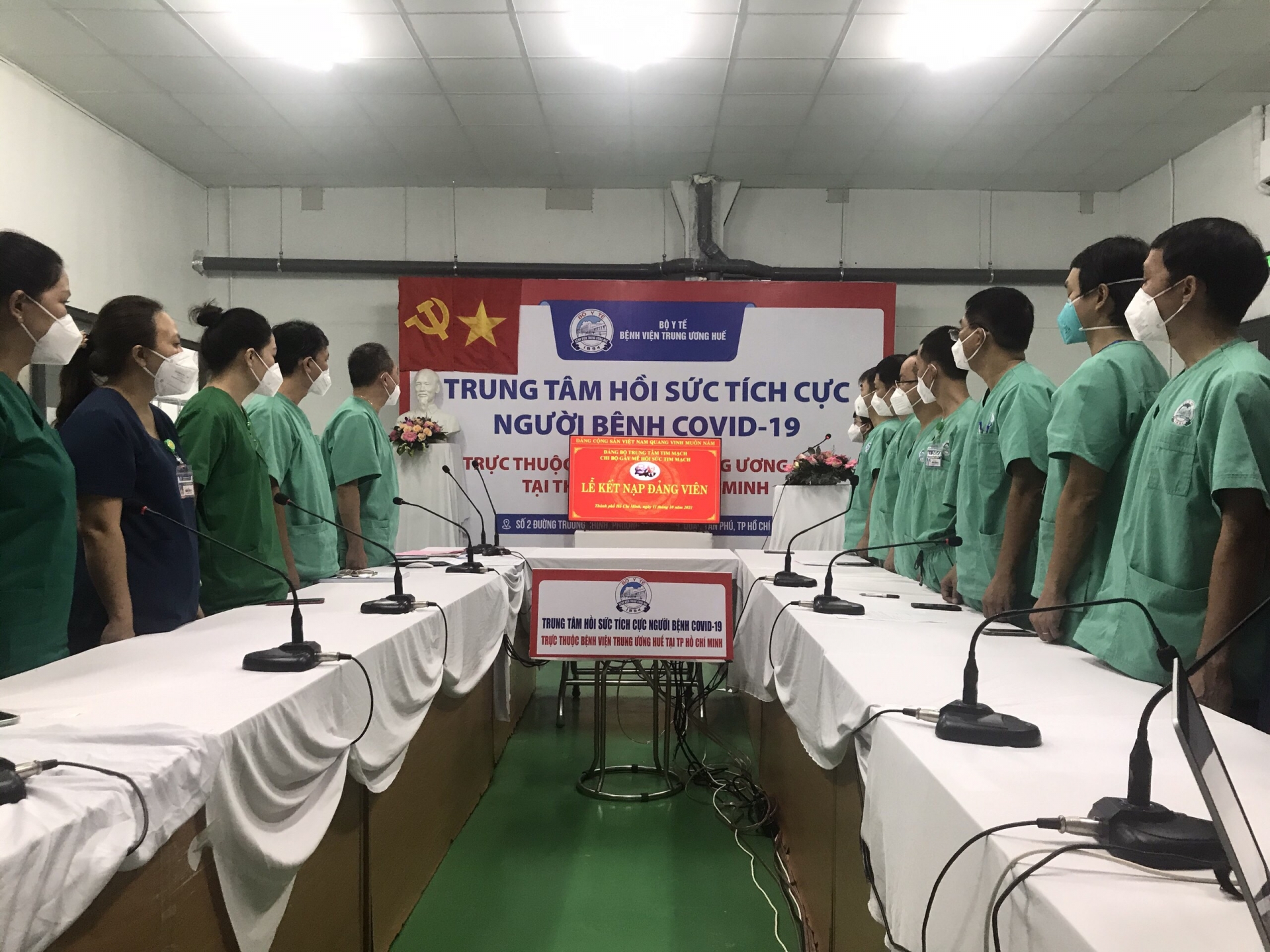 Lễ kết nạp Đảng viên đặc biệt của nam điều dưỡng ngay giữa tâm dịch TP HCM