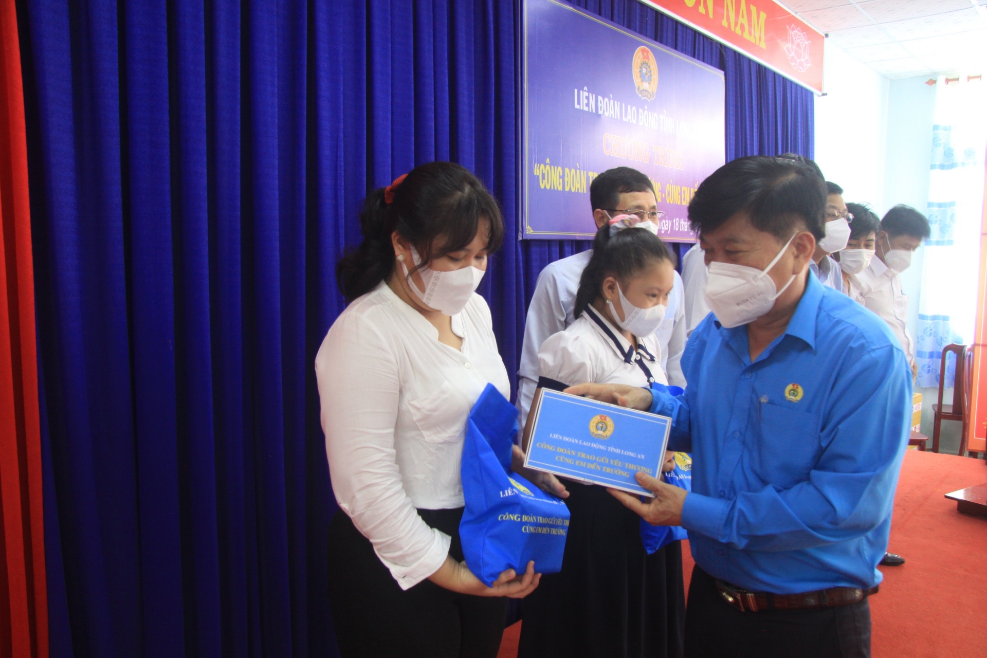 Công đoàn tặng máy tính bảng cho con của công nhân tử vong do Covid -19