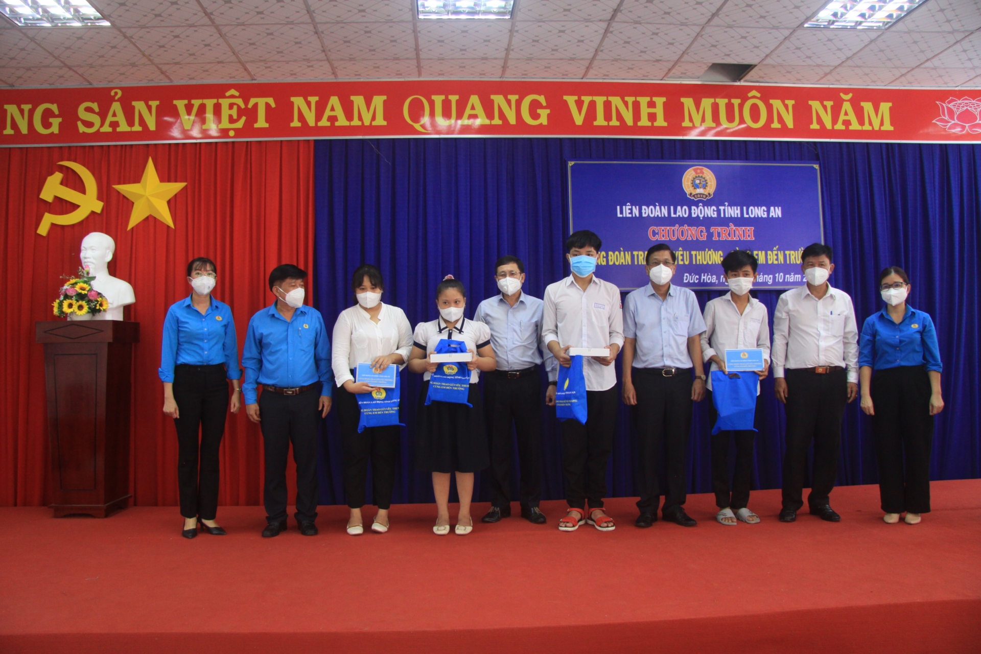 Công đoàn tặng máy tính bảng cho con của công nhân tử vong do Covid -19