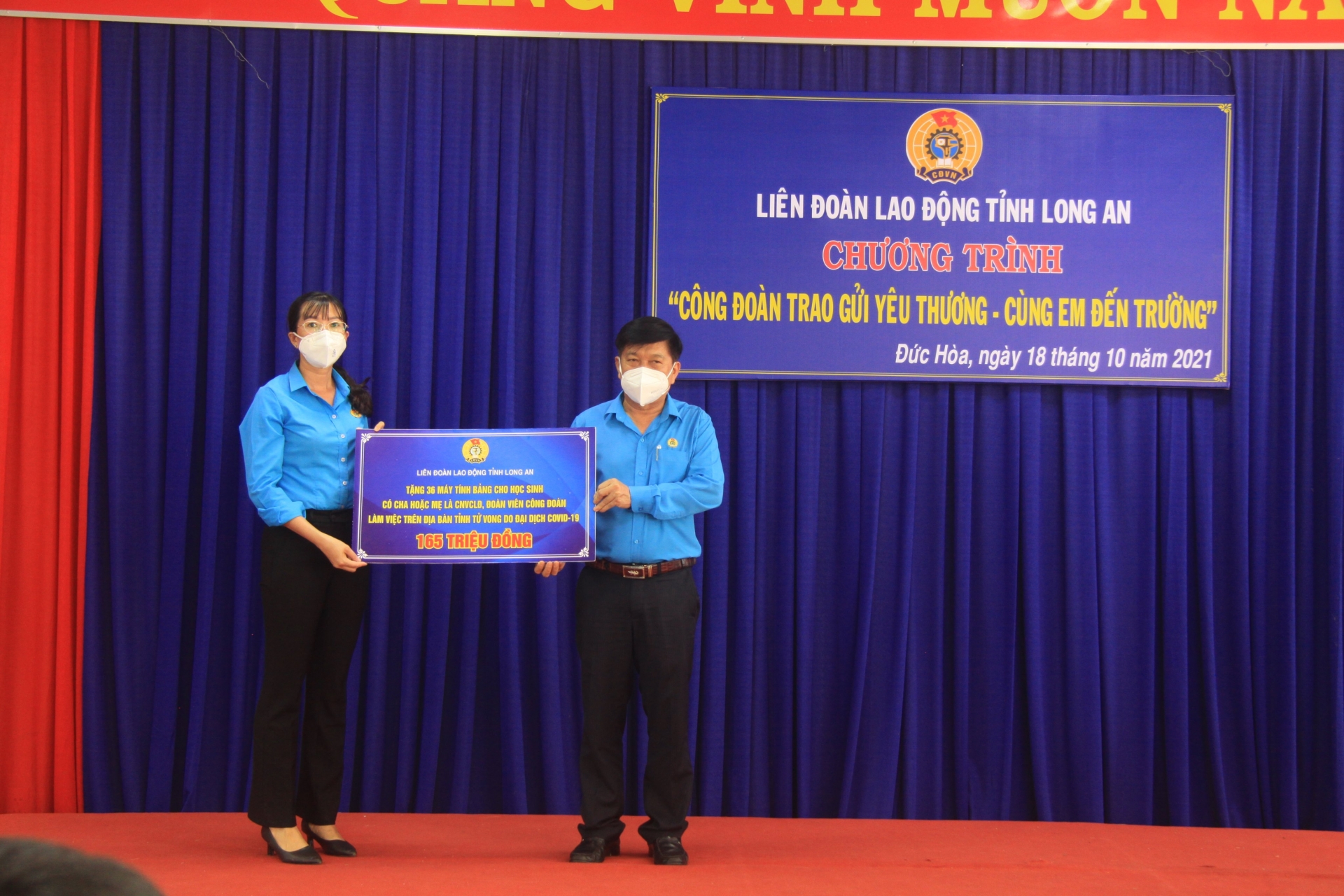 Công đoàn tặng máy tính bảng cho con của công nhân tử vong do Covid -19