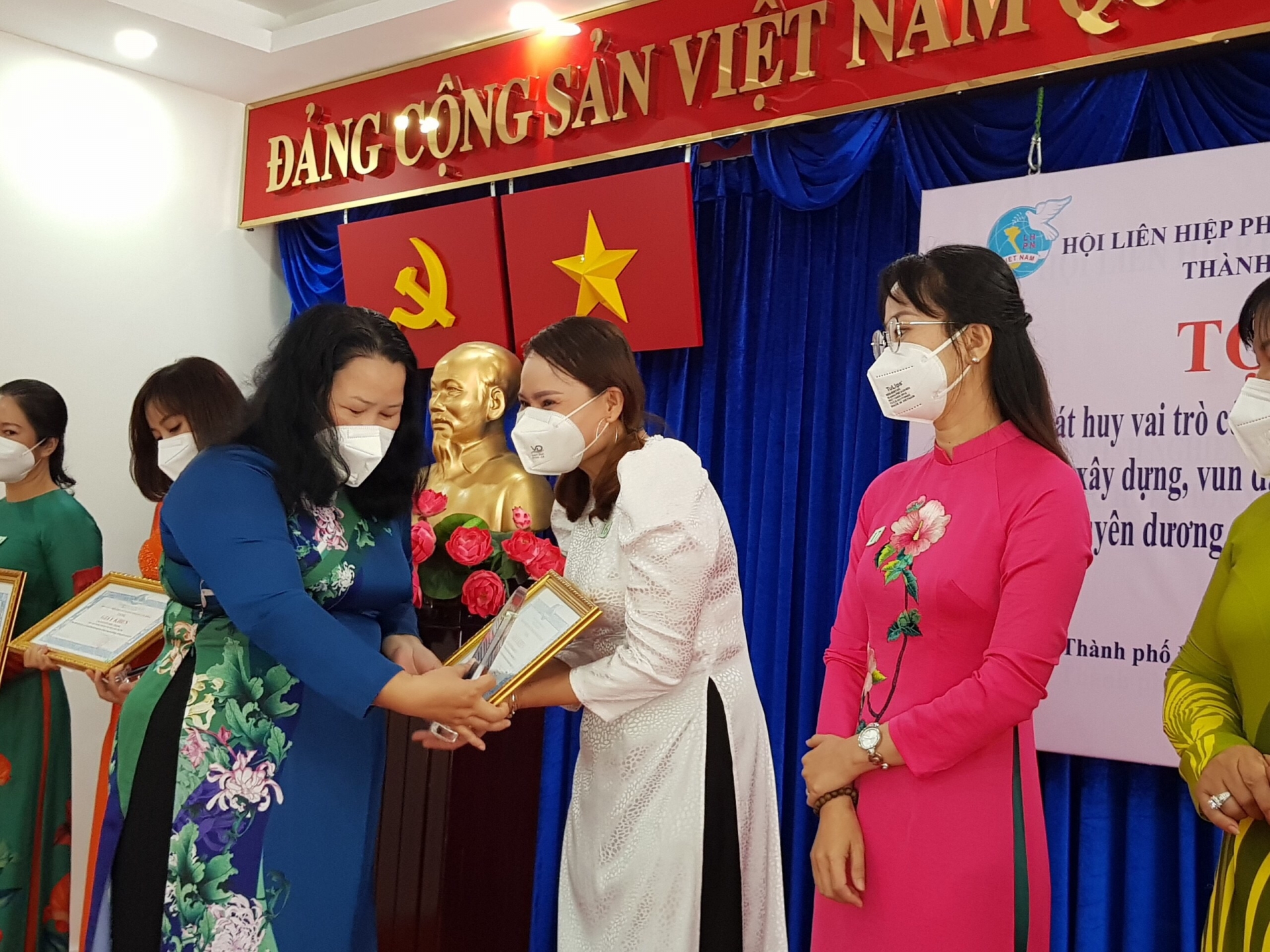 Vai trò của nữ công nhân lao động gắn với phong trào “Giỏi việc nước - Đảm việc nhà” Vai trò của nữ công nhân lao động gắn với phong trào “Giỏi việc nước - Đảm việc nhà”