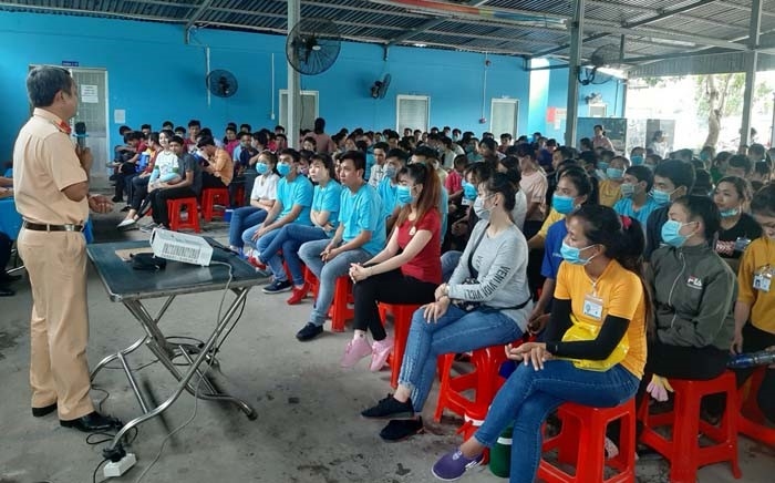 CĐ KhuKinh tếTràVinh:Tuyên truyền, nâng cao nhận thức về luật giao thông cho công nhân CĐ KhuKinh tếTràVinh:Tuyên truyền, nâng cao nhận thức về luật giao thông cho công nhân