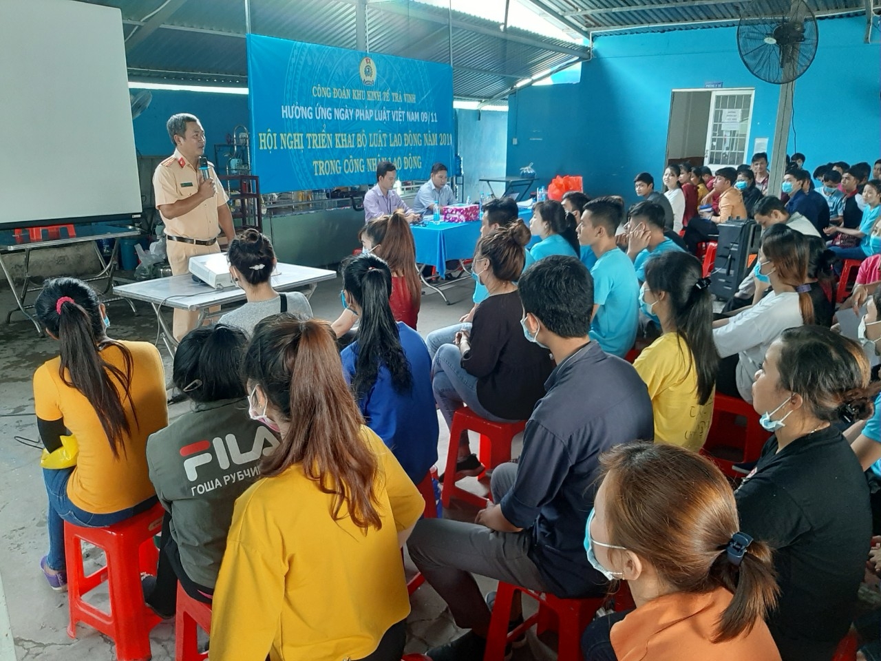 CĐ KhuKinh tếTràVinh:Tuyên truyền, nâng cao nhận thức về luật giao thông cho công nhân CĐ KhuKinh tếTràVinh:Tuyên truyền, nâng cao nhận thức về luật giao thông cho công nhân