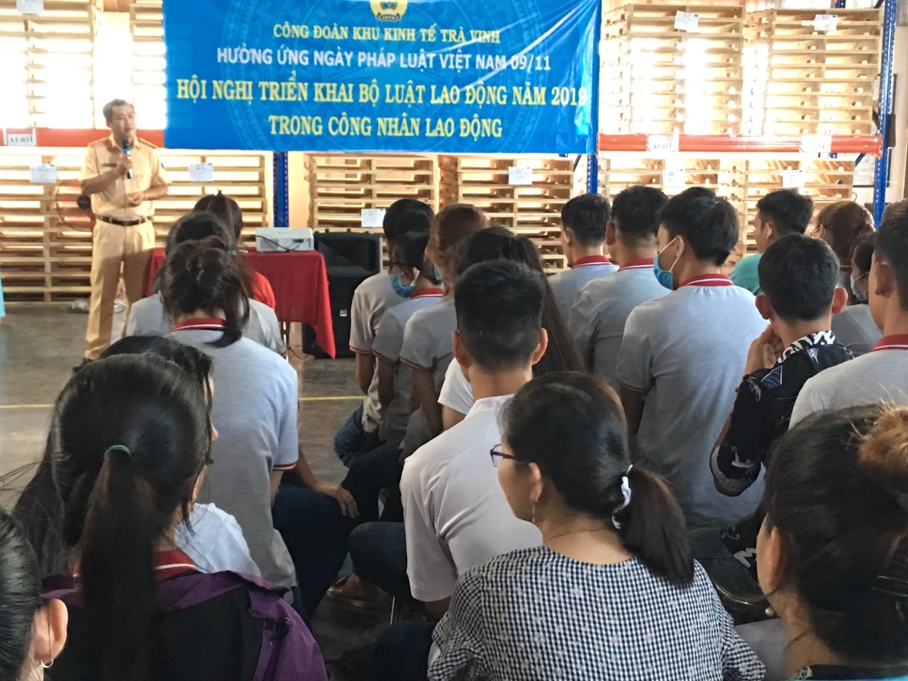 CĐ KhuKinh tếTràVinh:Tuyên truyền, nâng cao nhận thức về luật giao thông cho công nhân CĐ KhuKinh tếTràVinh:Tuyên truyền, nâng cao nhận thức về luật giao thông cho công nhân