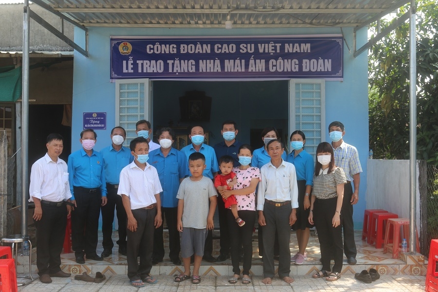 Công đoàn Cao su Việt Nam: Đẩy mạnh chăm lo, hỗ trợ cho người lao động khó khăn