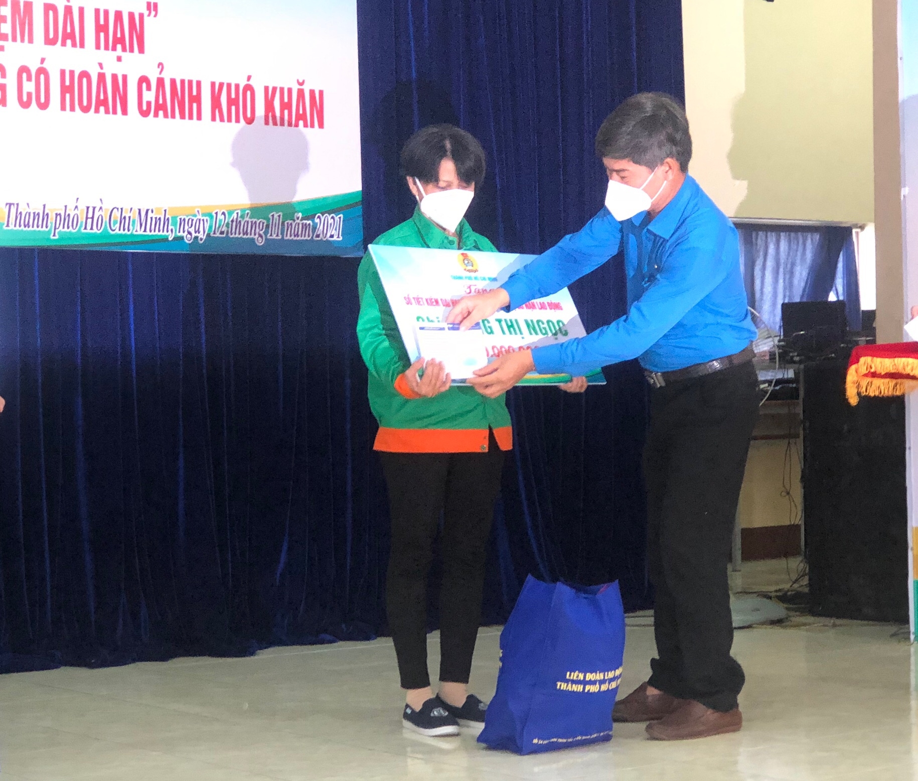 Công nhân bị tai nạn lao động xúc động khi được tặng sổ tiết kiệm 50 Công nhân bị tai nạn lao động xúc động khi được tặng sổ tiết kiệm 50