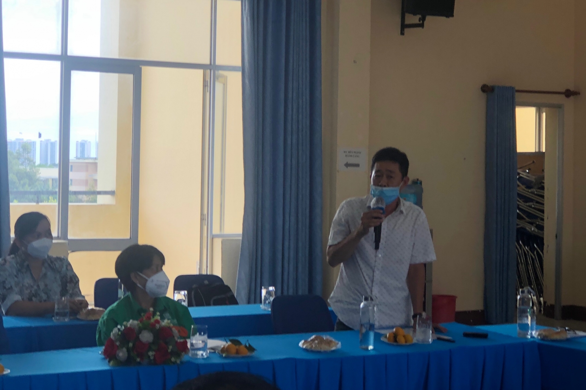 Công nhân bị tai nạn lao động xúc động khi được tặng sổ tiết kiệm 50 Công nhân bị tai nạn lao động xúc động khi được tặng sổ tiết kiệm 50