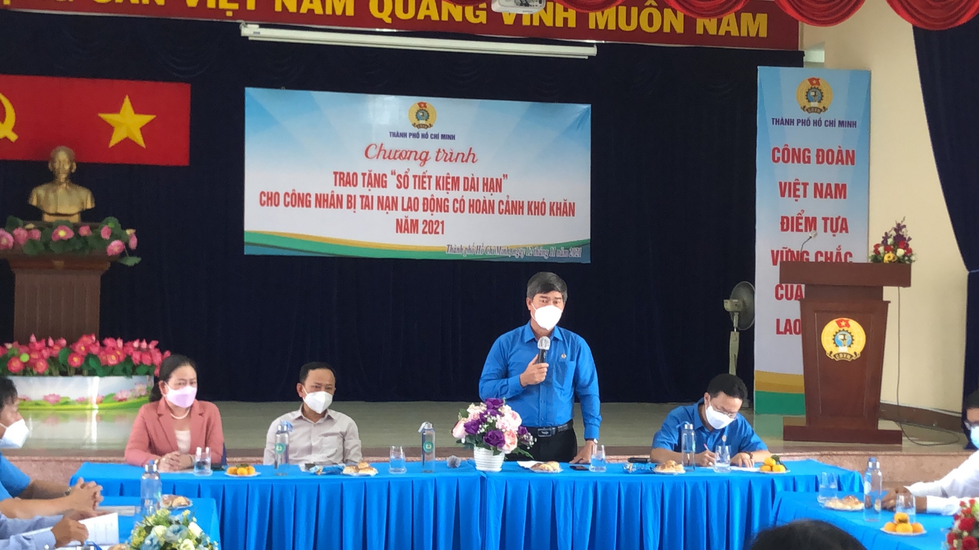 Công nhân bị tai nạn lao động xúc động khi được tặng sổ tiết kiệm 50 Công nhân bị tai nạn lao động xúc động khi được tặng sổ tiết kiệm 50