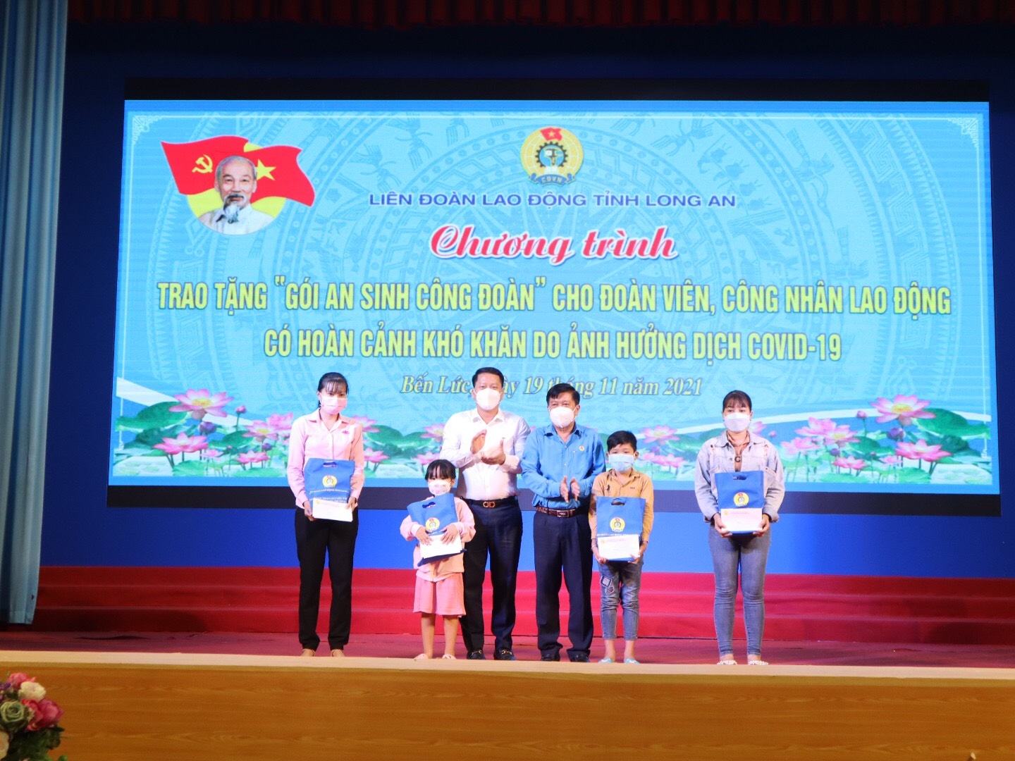 Công đoàn Long An tiếp tục hỗ trợ “Gói an sinh công đoàn” cho người lao động khó khăn Công đoàn Long An tiếp tục hỗ trợ “Gói an sinh công đoàn” cho người lao động khó khăn