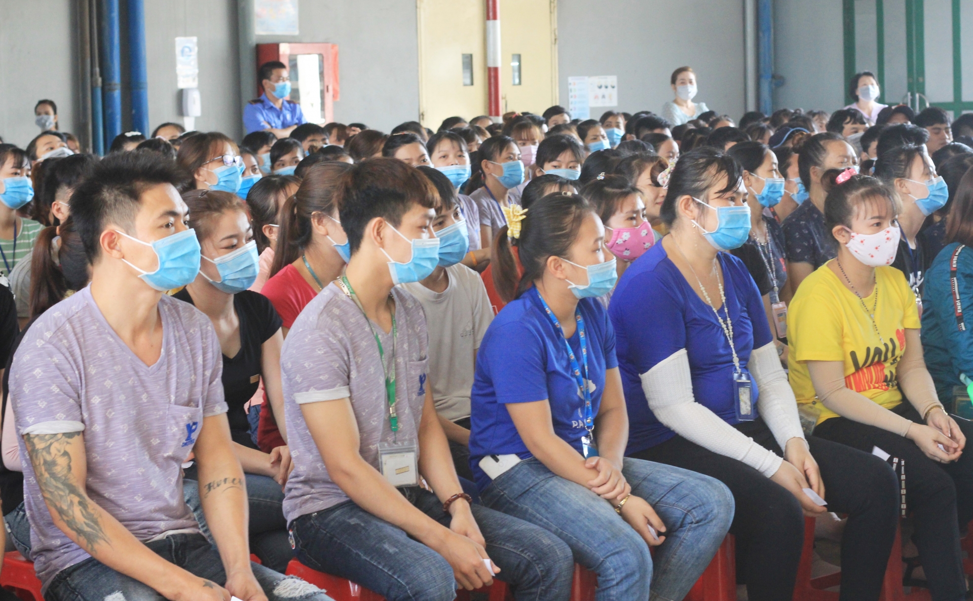 “Chúng con đi làm, có tiền sẽ giúp bố mẹ tậu trâu, mua lợn về nuôi” “Chúng con đi làm, có tiền sẽ giúp bố mẹ tậu trâu, mua lợn về nuôi”