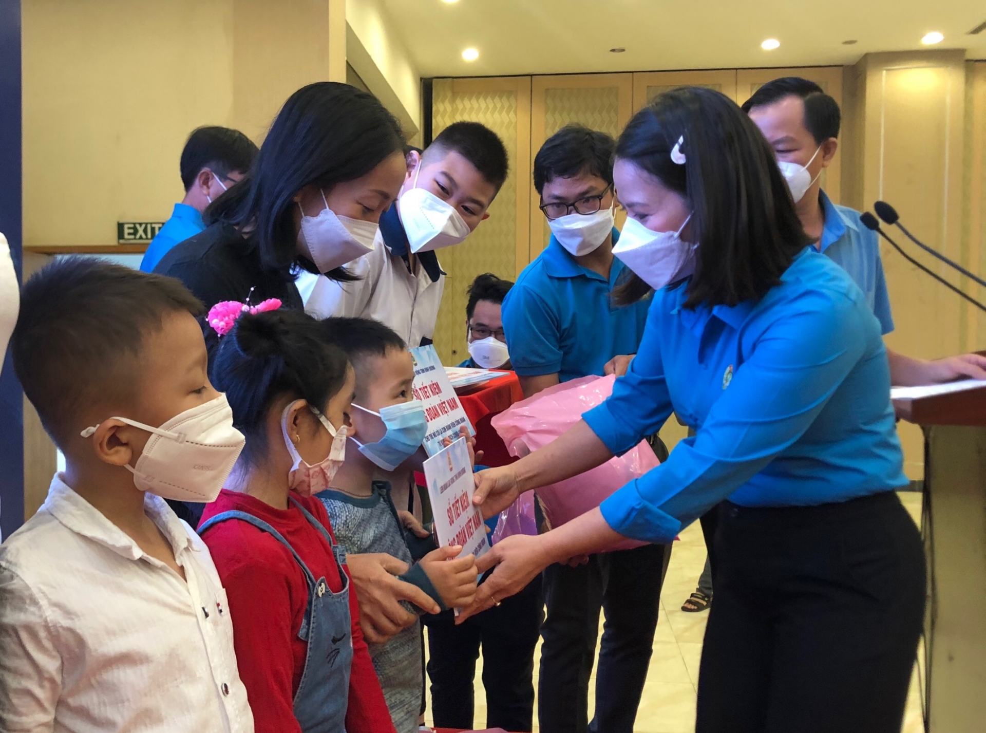 Công đoàn Bình Dương tặng 66 sổ tiết kiệm cho con của đoàn viên tử vong vì Covid -19 Công đoàn Bình Dương tặng 66 sổ tiết kiệm cho con của đoàn viên tử vong vì Covid -19