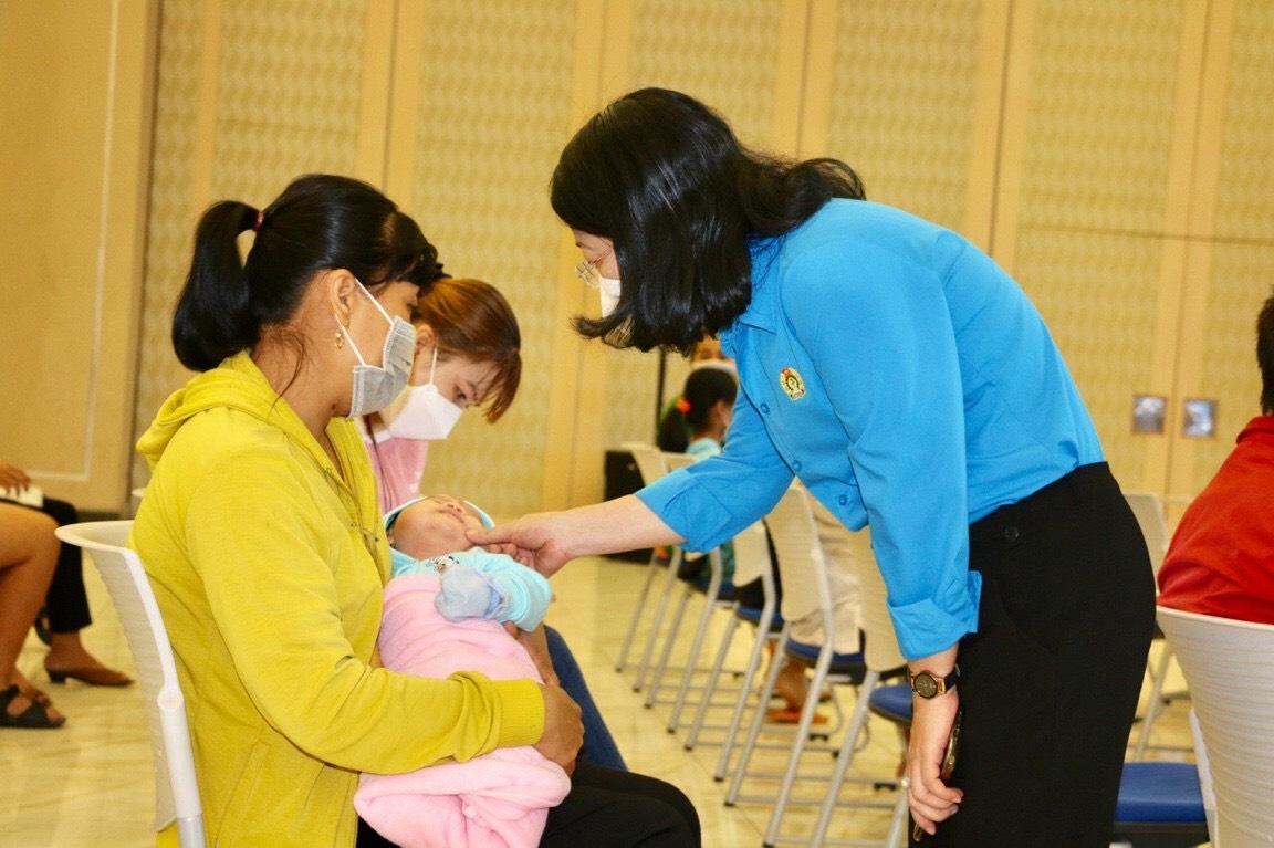 Công đoàn Bình Dương tặng 66 sổ tiết kiệm cho con của đoàn viên tử vong vì Covid -19 Công đoàn Bình Dương tặng 66 sổ tiết kiệm cho con của đoàn viên tử vong vì Covid -19