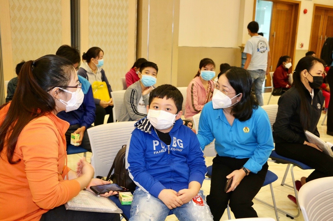 Công đoàn Bình Dương tặng 66 sổ tiết kiệm cho con của đoàn viên tử vong vì Covid -19 Công đoàn Bình Dương tặng 66 sổ tiết kiệm cho con của đoàn viên tử vong vì Covid -19