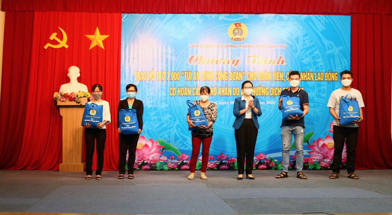 Cần Thơ: Hỗ trợ 7.000 “Túi an sinh Công đoàn” cho đoàn viên, người lao động khó khăn Cần Thơ: Hỗ trợ 7.000 “Túi an sinh Công đoàn” cho đoàn viên, người lao động khó khăn