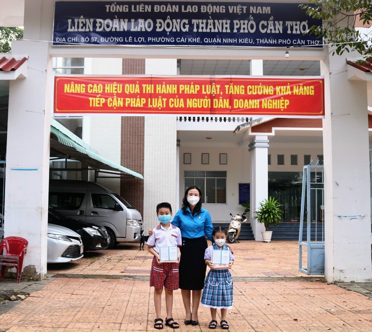 LĐLĐ TP. Cần Thơ tặng sổ tiết kiệm cho con đoàn viên tử vong vì Covid -19 LĐLĐ TP. Cần Thơ tặng sổ tiết kiệm cho con đoàn viên tử vong vì Covid -19