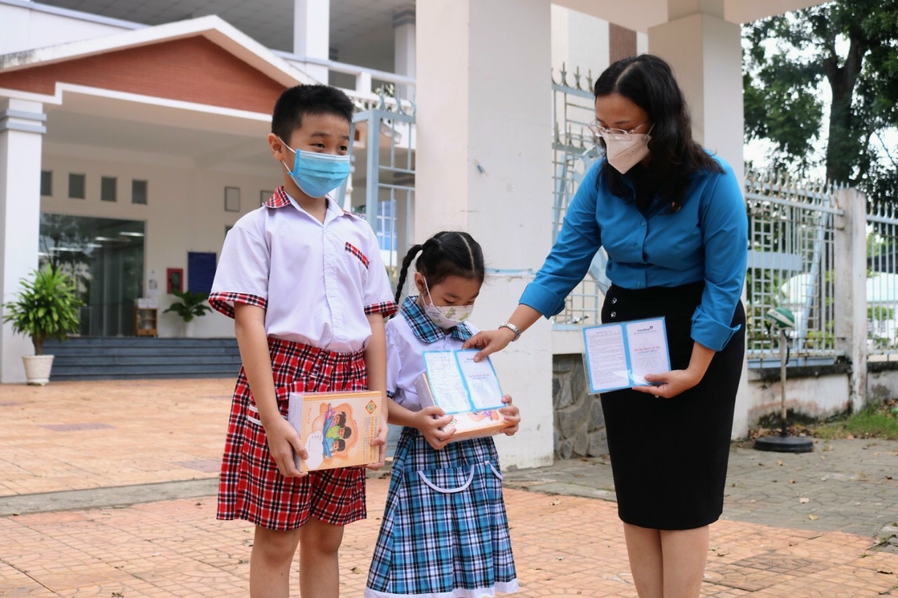 LĐLĐ TP. Cần Thơ tặng sổ tiết kiệm cho con đoàn viên tử vong vì Covid -19 LĐLĐ TP. Cần Thơ tặng sổ tiết kiệm cho con đoàn viên tử vong vì Covid -19