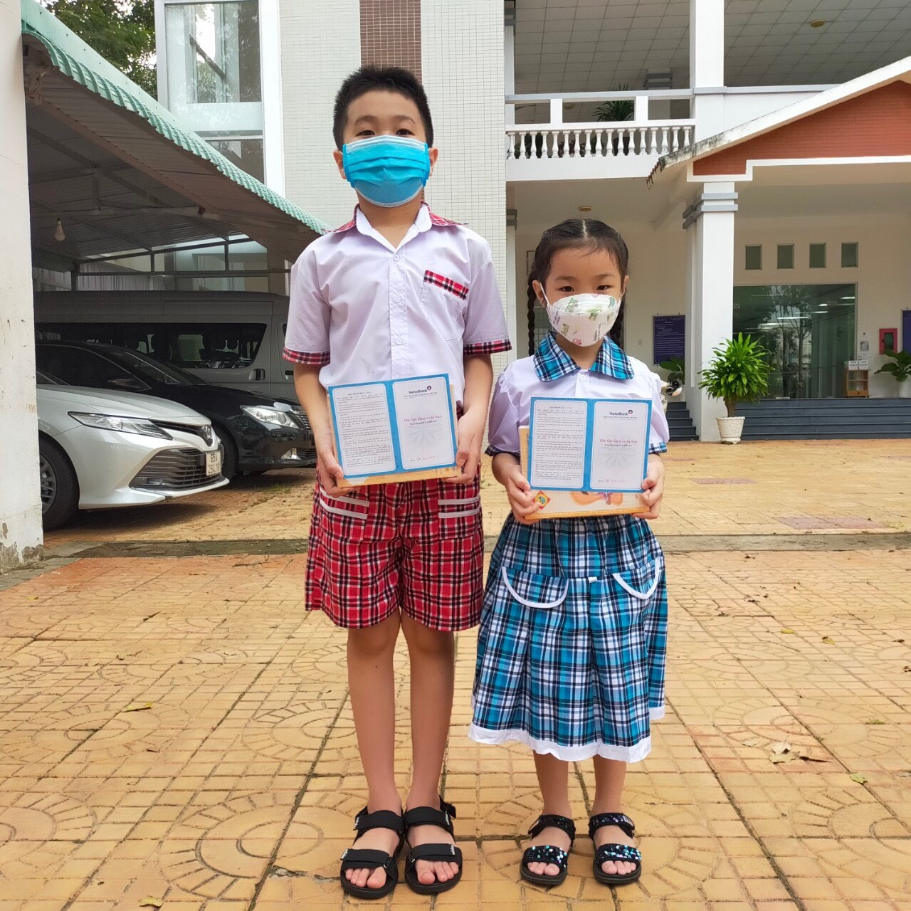 LĐLĐ TP. Cần Thơ tặng sổ tiết kiệm cho con đoàn viên tử vong vì Covid -19 LĐLĐ TP. Cần Thơ tặng sổ tiết kiệm cho con đoàn viên tử vong vì Covid -19