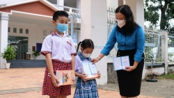 LĐLĐ TP Cần Thơ tặng sổ tiết kiệm cho con đoàn viên tử vong vì Covid-19