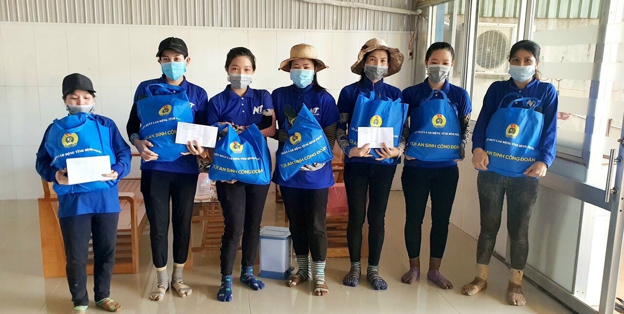 “Túi An sinh Công đoàn” chia sẻ khó khăn với đoàn viên, người lao động tại Bình Phước