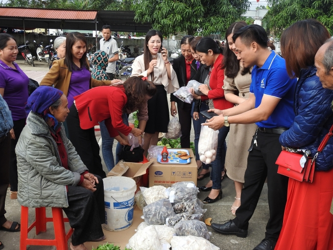 Người lao động nghèo Hà Tĩnh háo hức đi phiên chợ Tết 0 đồng nguoi lao dong ngheo ha tinh hao huc di phien cho tet 0 dong