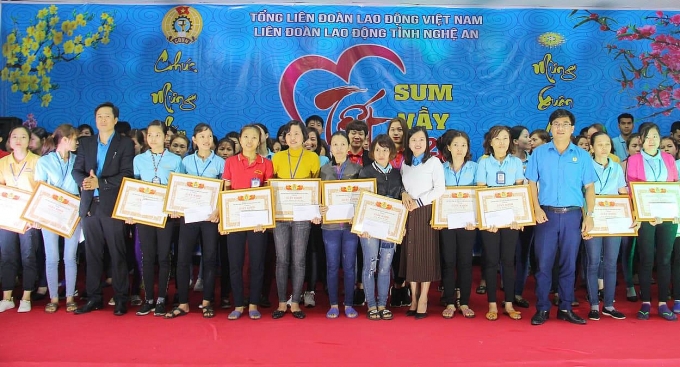 “Tết sum vầy" ấm áp đến với 200 công nhân lao động xứ Nghệ tet sum vay am ap den voi 200 cong nhan lao dong xu nghe