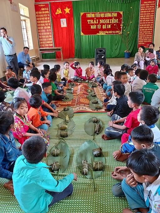 giao vien vung cao xu nghe mang tet am ap den voi hoc tro ngheo
