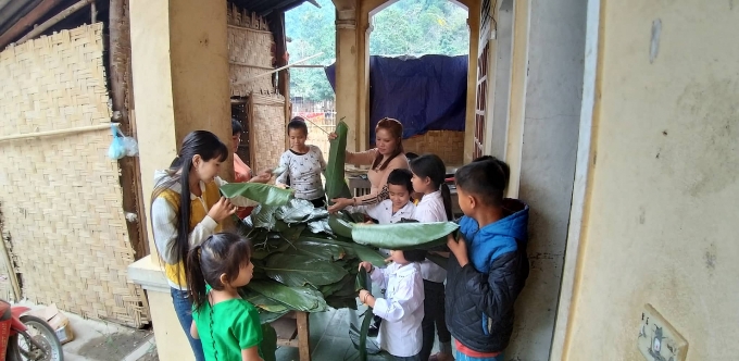 giao vien vung cao xu nghe mang tet am ap den voi hoc tro ngheo