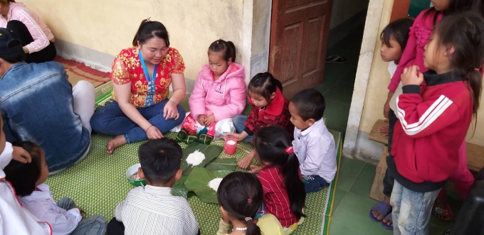 giao vien vung cao xu nghe mang tet am ap den voi hoc tro ngheo