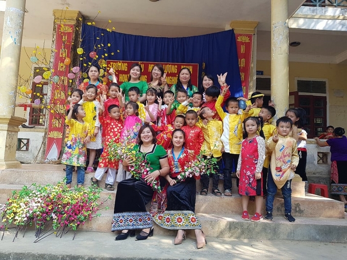 giao vien vung cao xu nghe mang tet am ap den voi hoc tro ngheo