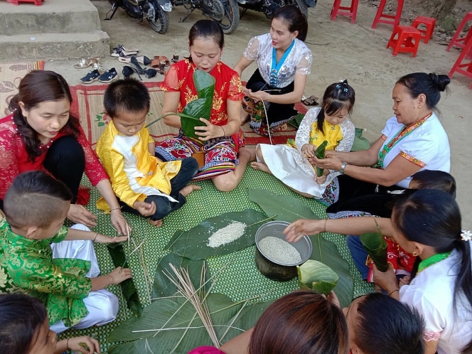 giao vien vung cao xu nghe mang tet am ap den voi hoc tro ngheo