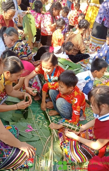 giao vien vung cao xu nghe mang tet am ap den voi hoc tro ngheo