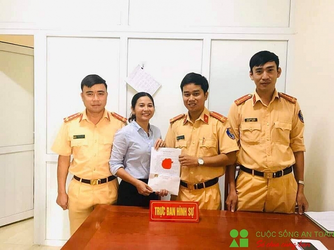 Nhặt được 14 triệu đồng, kế toán trường tiểu học giao nộp để tìm người trả lại nhat duoc 14 trieu dong ke toan truong tieu hoc giao nop de tim nguoi tra lai