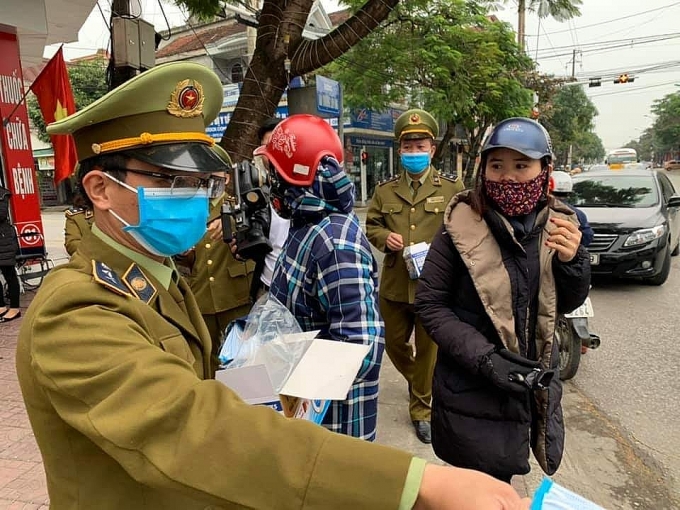 quay thuoc o huyen vung cao nghe an phat khau trang y te mien phi cho nguoi dan