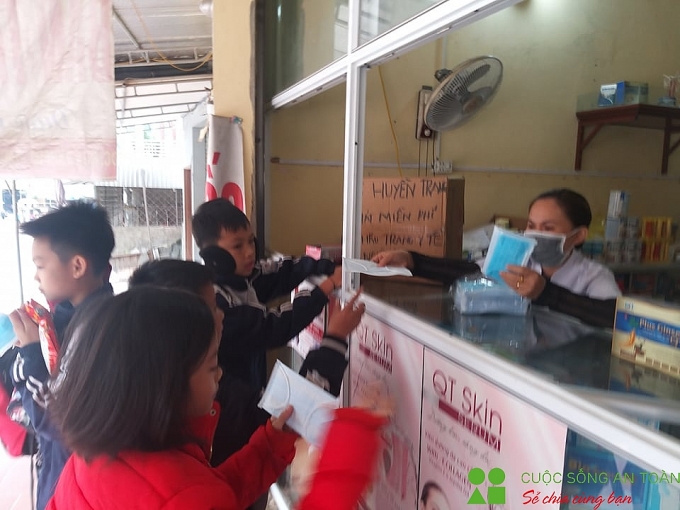 quay thuoc o huyen vung cao nghe an phat khau trang y te mien phi cho nguoi dan