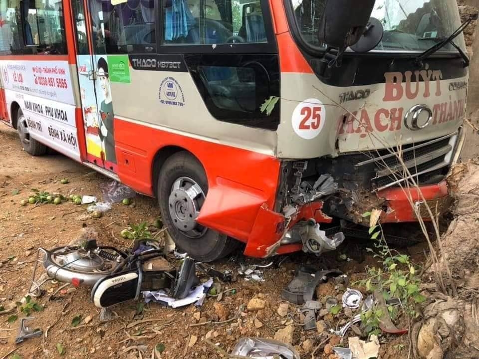 Nghệ An: Xe đạp điện gãy đôi dưới gầm xe buýt, 2 thiếu niên nhập viện cấp cứu