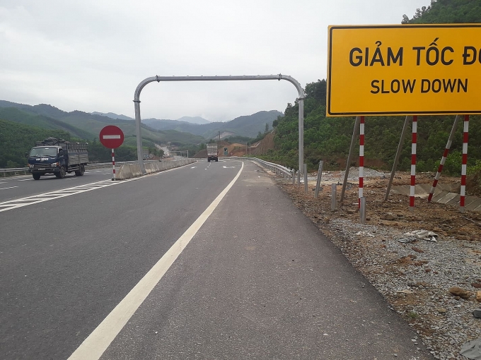 Hàng trăm mét hàng rào cao tốc La Sơn - Túy Loan bị phá bỏ để lấy lối đi hang tram met hang rao cao toc la son tuy loan bi pha bo de lay loi di
