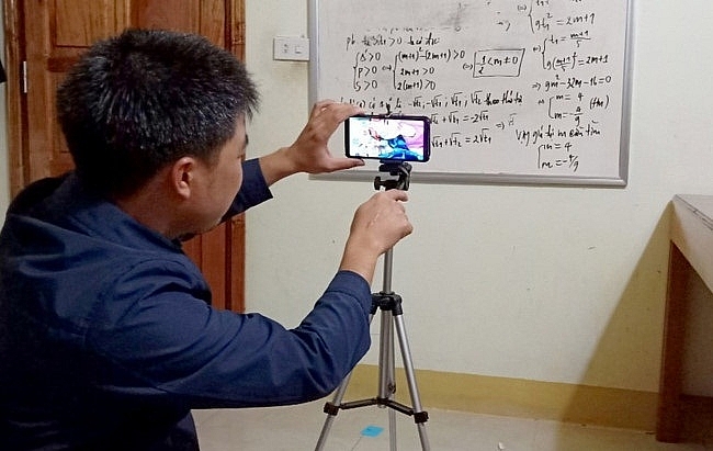 Thầy giáo nơi rẻo cao xứ Nghệ giảng bài online trong mùa dịch Covid-19 thay giao noi reo cao xu nghe giang bai online trong mua dich covid 19