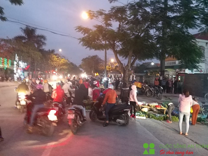 Nghệ An: Mất an toàn từ chợ “ngồi xổm” tự phát ở KCN Bắc Vinh nghe an mat an toan tu cho ngoi xom tu phat o kcn bac vinh