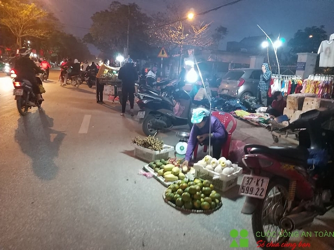 Nghệ An: Mất an toàn từ chợ “ngồi xổm” tự phát ở KCN Bắc Vinh nghe an mat an toan tu cho ngoi xom tu phat o kcn bac vinh