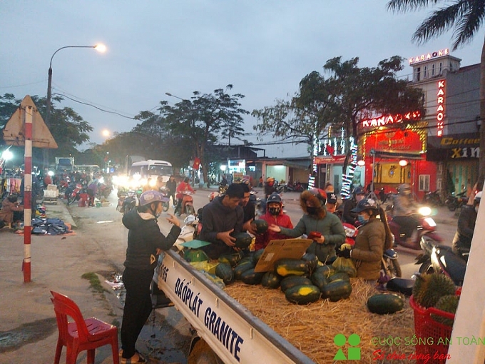 Nghệ An: Mất an toàn từ chợ “ngồi xổm” tự phát ở KCN Bắc Vinh nghe an mat an toan tu cho ngoi xom tu phat o kcn bac vinh