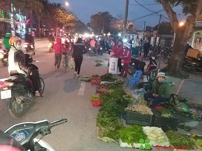 Nghệ An: Mất an toàn từ chợ “ngồi xổm” tự phát ở KCN Bắc Vinh nghe an mat an toan tu cho ngoi xom tu phat o kcn bac vinh