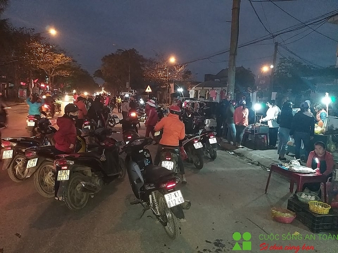 Nghệ An: Mất an toàn từ chợ “ngồi xổm” tự phát ở KCN Bắc Vinh nghe an mat an toan tu cho ngoi xom tu phat o kcn bac vinh