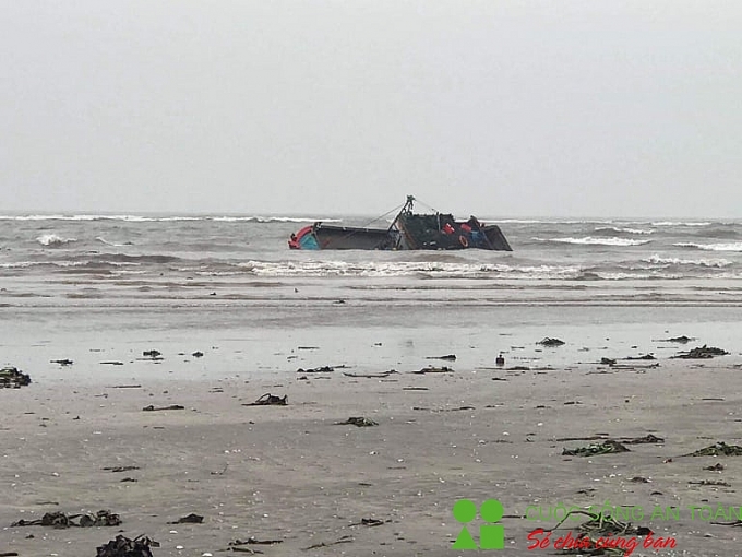 tau ca bi chim tai cang ca 5 ngu dan duoc ung cuu kip thoi