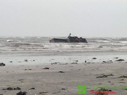 Tàu cá bị chìm tại cảng cá, 5 ngư dân được ứng cứu kịp thời