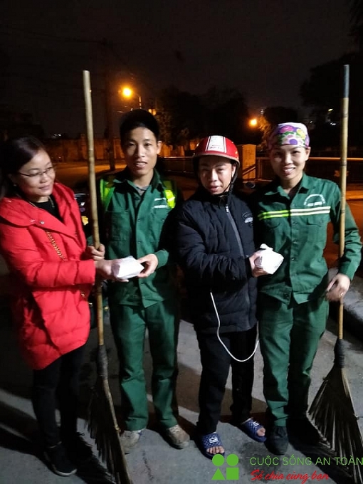 suat xoi dem am long nhung cong nhan moi truong xu nghe