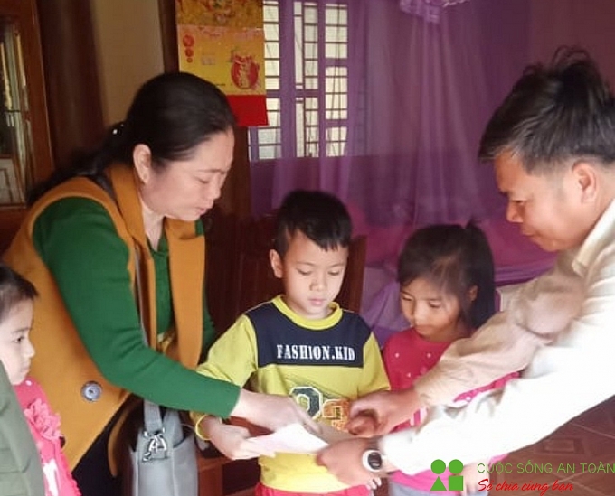 giao vien vung cao xu nghe den tung nha chong tai mu chu cho hoc sinh mua dich